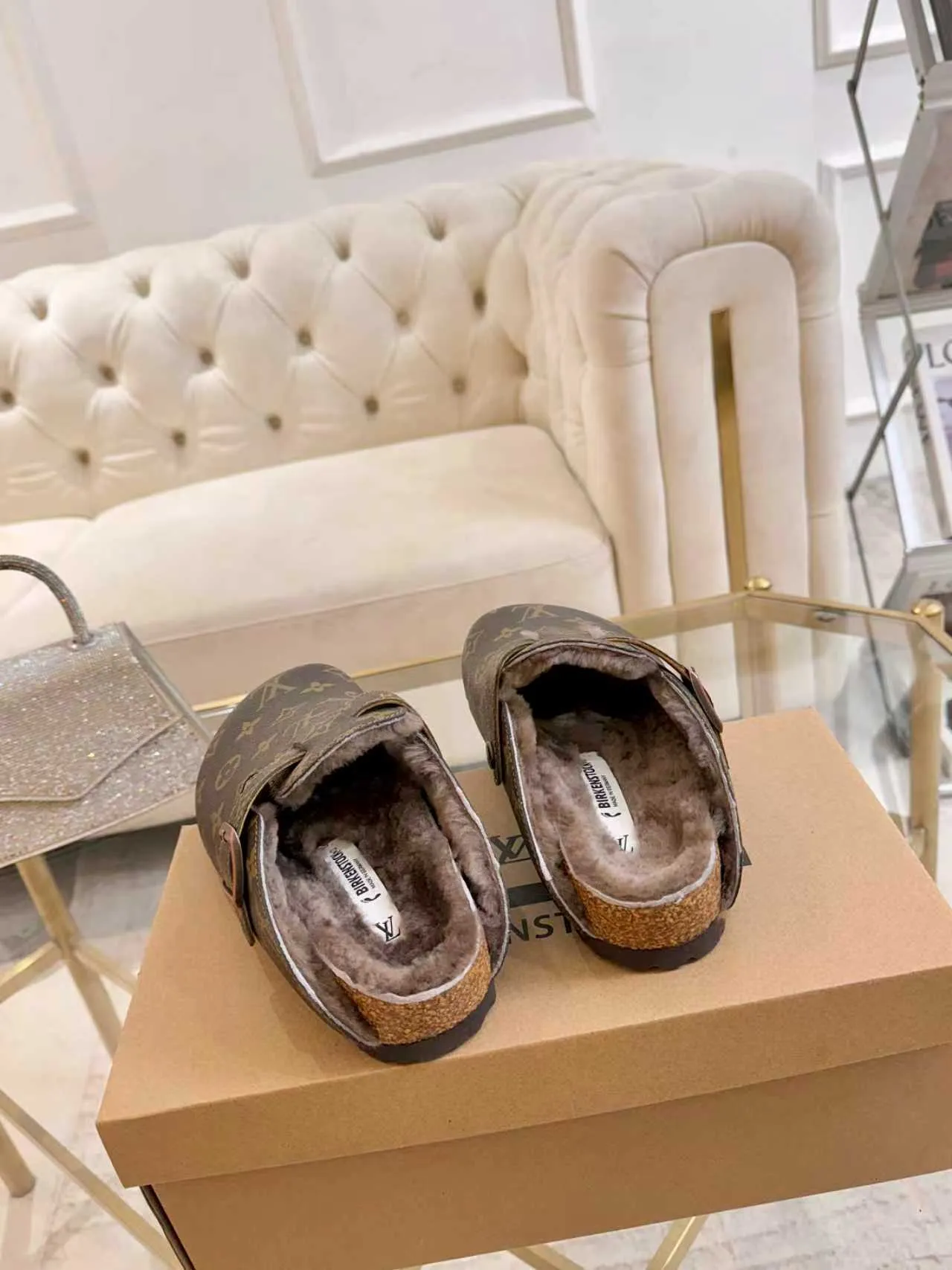 p600🐮🐮 LV wool slippers for couples｜Even the toes exude a sense of luxury ✨ For this pair of LV classic Birkenstock slippers, we have achieved the ultimate restoration of the "higher version", with the mark of luxury in every detail. 👫 ▫️ Original jacquard with delicate cowhide leather, retro texture is at your fingertips; ▫️ 100% pure wool lining, wearing barefoot is like stepping on clouds, skin-friendly, breathable and not sweaty; ▫️ Three-dimensional toe cap + non-slip rubber sole, safe and secure when walking in the wind. The belt buckle and presbyopia elements are embellished, revealing the aura of a big-name brand in a low-key manner. Whether it is on a date or out on the street, every step is like walking in the middle of a show. Pair it with jeans for a lazy and casual look; with a coat and skirt, it will look elegant. With one pair of shoes, you can easily switch between multiple styles, and you never have to be deliberate about the sense of luxury. #LVcouples #high-endwear #lightluxurylife #quality recommendation Fabric: classic presbyopia/imported sheepskin/classic jacquard fabric Lining: imported wool lining Sole: original rubber sole Size: Female 35-41 Male 38-46